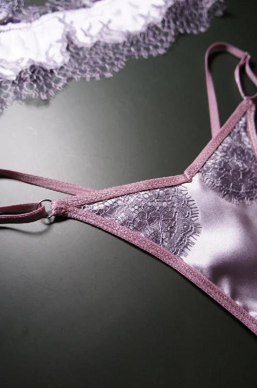 seamless silk - lined women thongs for a smooth and soft feelLace and Silk Thong Lavender